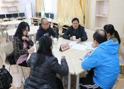 说明: C:\Users\Administrator\Desktop\2019双高建设之高水平师资队伍建设高峰论坛资料\专家答疑现场\308答疑陈新仁教授.JPG